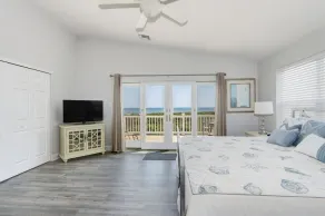 Oceanfront! Fenced in back yard! Pet Friendly! Come visit anytime👍 - Image 4
