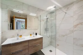 Brand new chalet with 6 bedrooms and 6 bathrooms, hot tub and sauna - Image 5