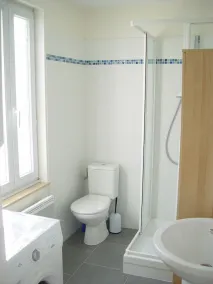 Gammelt renoveret fiskerhus i Pays de Fort Boyard nær havet - Image 2