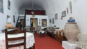 Cactus cave house on the caldera - Image 5
