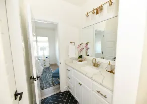 A Modern luxury oasis on the plaza - Image 3