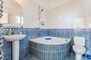 Luksus 3 seng / 3 bad villa med privat pool i den maleriske landsby Peyia - Image 2