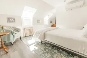 Cozy Queen Room in Inn on Crotched Mountain - Image 4