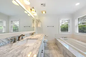 Nagelneu im Herzen von East Hampton Village mit Pool - Image 4