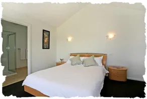 Relax and unwind in this cosy studio by the river. - Image 3