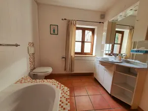 Beautiful Apartment with Country House Charm, Private Entrance & Outdoor Area - Image 3