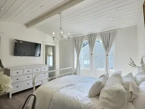 Serene 5BR Farmhouse Retreat in Shoreline Perfect for Gathering & Relaxing - Image 5