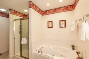 HDTV, WIFI. 3 BAD, 3 Schlafzimmer, 1 Ebene, Haus mit Kingsize-Bett, Whirlpool und begehbarer Dusche im Master - Image 5