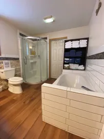 Spacious lake-house with 2 king beds and sleeps 12 easy, 2 minute walk to Lake.  - Image 5