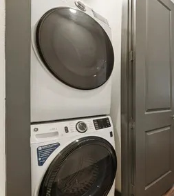 12min Downtown, 6min Domain with Pool and Free Parking - Image 4