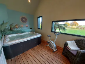 Luxury cottage with spa and private fishing pond - Image 2