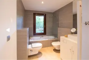 Fantastisk villa med modern design på berget på unikt läge, terrasser och pool - Image 2