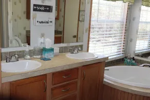 Large Home with Ample Space for Family and Groups - Image 3