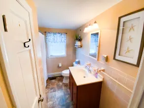 3 BR, 1.5 Bath, OD shower - 4 Min. Dr To Beaches & 8 Min. to Island Queen Ferry! - Image 3