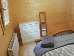 Log cabin on the lake - Sleeps 4 & jacuzzi - Image 5