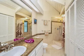 Condo hawaïen classique avec vue sur la montagne, piscine partagée et bain à remous! - Image 3