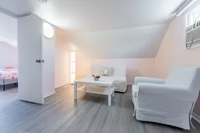 Cheerful 2-bedroom home with free parking - Image 4