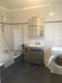 HOUSE with 3 bedrooms and garden - Image 2