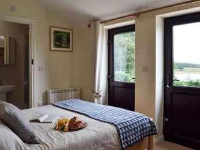 2 bedroom accommodation in Wadhurst, near Tunbridge Wells - Image 4