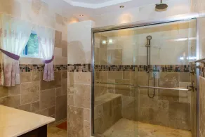 Kingston Luxury Family Retreat - Image 2