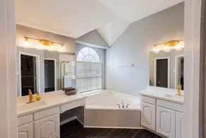 Spacious Hollywood Glam Home, Pet-Friendly Comfort for the Perfect Stay - Image 5