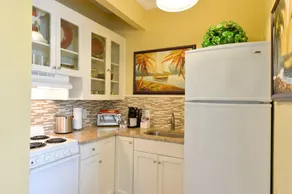DELUXE STUDIO KING AT OLD COLORADO INN - Image 3