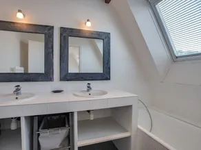 Vacation Home em Saint-colomban com 5 quartos e capacidade para 10 pessoas - Image 4