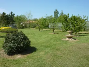 Gite sur terrain arboré clos - Image 3