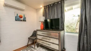 Stylish MId Town Phoenix 1 Bdrm - Image 2