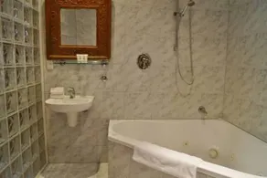 Cafe Spa Suite 1 bedroom - Image 2