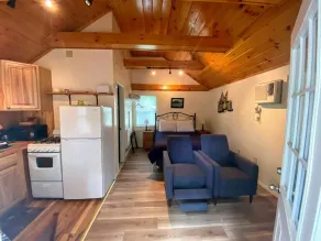 Pine Grove Cottages: Cottage 11  - Image 4