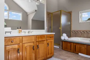 Geräumige 3-Schlafzimmer Wohnung im oberen Stock im Herzen von Suttons Bay. - Image 3