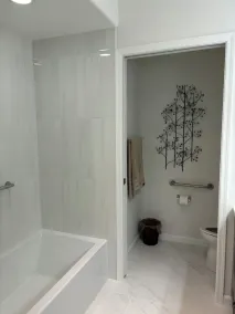 Étage principal; 2 chambres; 2 salles de bain avec vue sur le paysage marin - Image 5