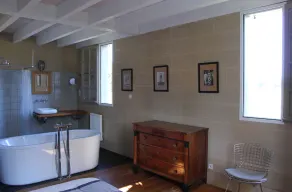 Typical regional house, fully and tastefully renovated with old bricks and beams, very sunny surrounded by old trees & vinyards, close to huge beaches & golf courses. - Image 2