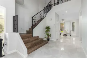 Luxury modern retreat with tropical backyard-at a great Location-EZ FWY access - Image 2
