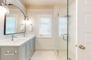 Dog-friendly turn-of-the-century home in Old Town near the Bay - Image 3