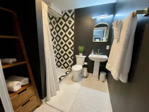 Newly Renovated Studio! Ideal location for walking to restaurants & shops - Image 2