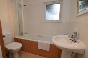 Shore front location, private beach, Loch Fyne, Argyll. Sleeps 6 - Image 2