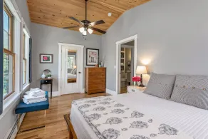 Charming Waterfront Cottage - Image 5