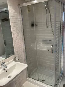Ett stenkast från en av de bästa stränderna i Marbella - Image 4