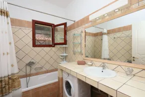 ΜΑΓΕΥΤΙΚΗ ΒΙΛΑ ΣΤΗΝ ΣΚΟΠΕΛΟ ΜΕ ΑΠΕΡΙΟΡΙΣΤΗ ΚΑΙ ΘΕΑ ΚΑΙ ΠΙΣΙΝΑ - Image 3