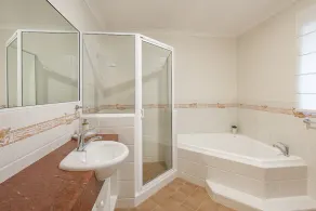 Ocean Pines: beachside family favourite in quiet leafy street - Image 2
