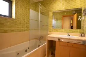 Nuova Villa indipendente di lusso con 4 letti, completa / attrezzata, 8 posti letto, giardino privato / piscina riscaldata - Image 5