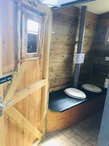 Jardin privé unique sur une falaise avec cabane en rondins - Image 2