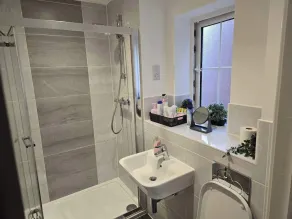 House - Sleeps 6 & Parking - Image 3