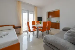 Sea-view Apartment with Pool in the center of Novalja - Image 4