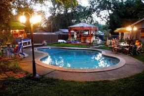 Updated Furnished Cottage With New BBQ, spa, and Pool - small pet considered - Image 4