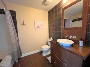 Condo w/ oversize garage, walking distance to grocery, restaurants, bars, beach - Image 4