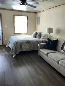 Comfortable Studio apartment with huge screened in porch - Image 3