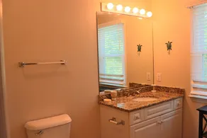 Spacieux demi-duplex de la 2e rangée de l'île d'Émeraude! - Image 2
